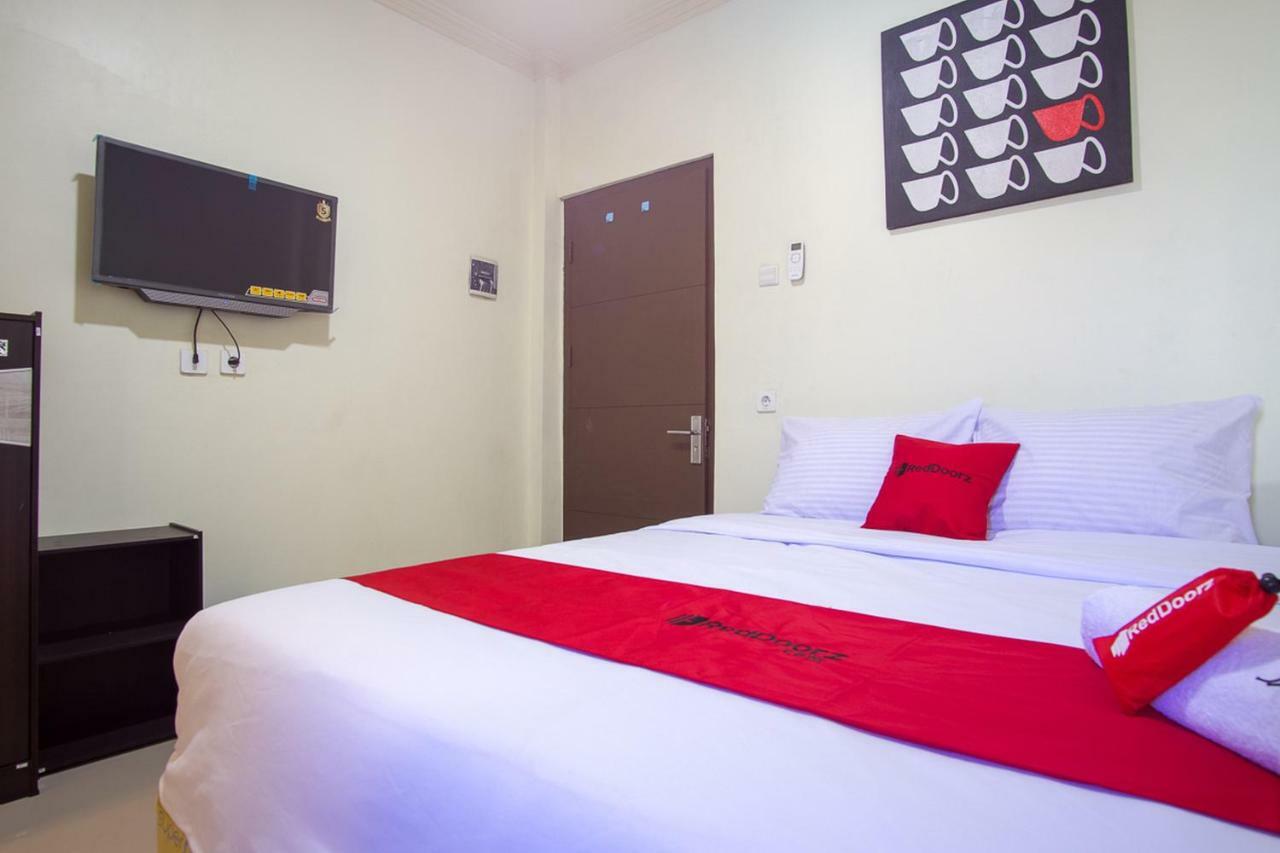 Hotel Reddoorz Near Taman Kota Ternate Esterno foto