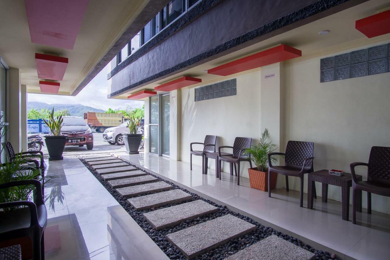 Hotel Reddoorz Near Taman Kota Ternate Esterno foto